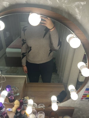 Stickad tröja  - Säljer denna fina och jätte sköna stickade tröjan med blixt på💗Fint skick! Använt ca 2 gånger. Säljer pga att jag inte får någon användning av den. 