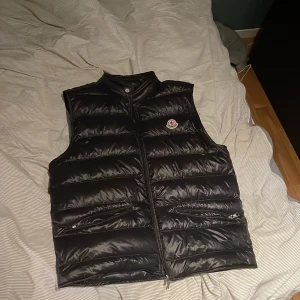 Moncler gui - Svart moncler gui väst i storlek 4 beställd från deras hemsida förra vintern, alla tillbehör man får vid beställning finns kvar