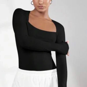 svart tröja  - från shein sökes i storlek s