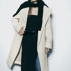 KAPPA - Beige kappa i storlek S. Jätte fin nu till hösten, håller bra värme. För mer frågor är det bara att skriva🤍