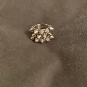Säljer denna populära ring från Edblad! I minsta storleken 