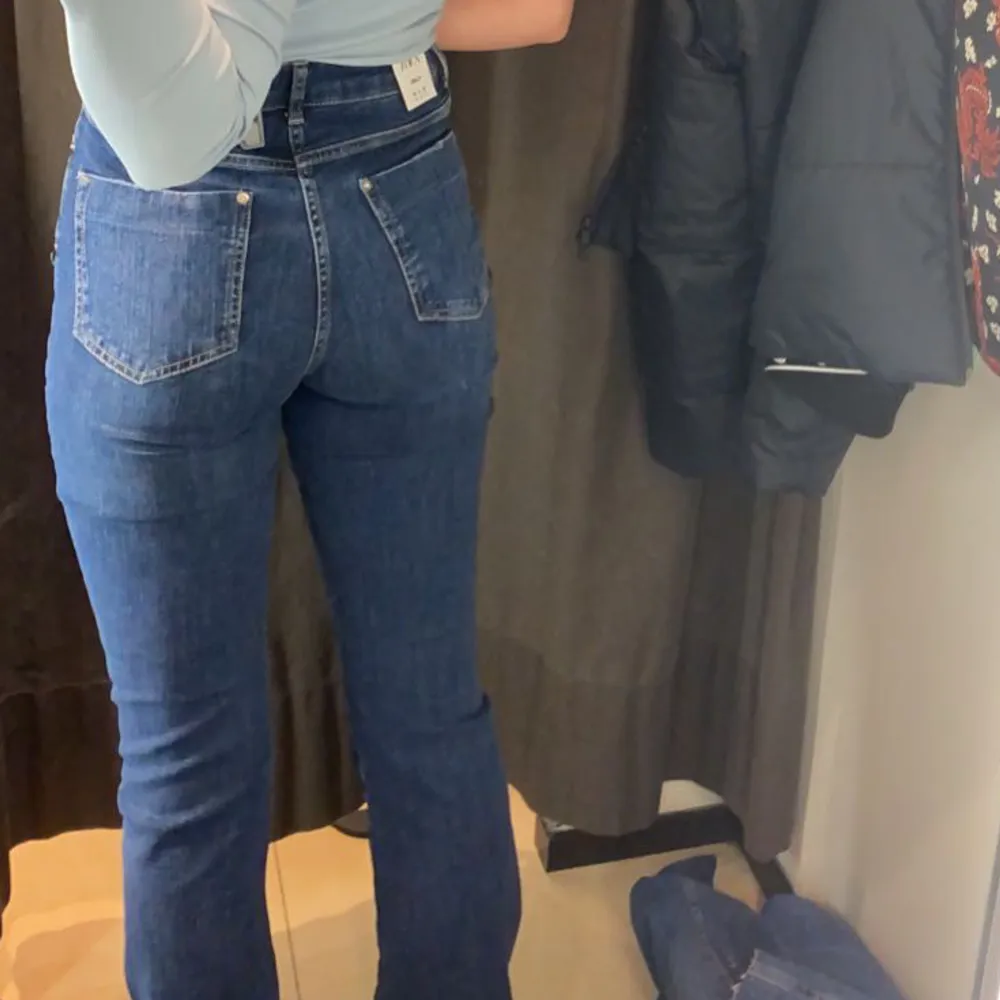 Blåa jeans från Gina, storlek 38. Stora på mig (därav jag hade dem som på bild nr 2) . Jeans & Byxor.