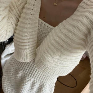 Stickat set - Så gulligt stickat set med klänning och tillhörande kofta! Aldrig använt 