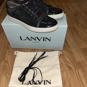 Lanvin skor - Tja, kollar intresset för mina fräscha gråa  Lanvins i storlek 43/ uk8. Sparsamt använda i skick 9/10. Köpt för 4500 och säljer för 2899, men priset är inte hugget i sten. Dustbag + extra snören ingår, hör av dig vid frågor!