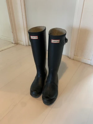 Svarta Hunters - Fint skick, lite smutsiga men går att tvätta upp. Knappt använda :)))