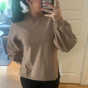 säljer nu denna GANNI sweatshirt i en mysig brun färg som inte går att köpa längre🍁🍂. Tröjan är använd ett fåtal gånger, alltså inget som syns. Nypris:1200kr Mitt pris:500kr  Skriv om ni har frågor! Kan gå ner i pris vid snabb affär!