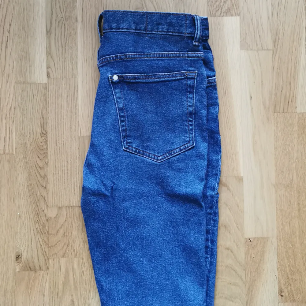 Säljer ett par jeans för herr från hm. Jeansen är slim fit i storlek 30/32. De är i gott skick. . Jeans & Byxor.