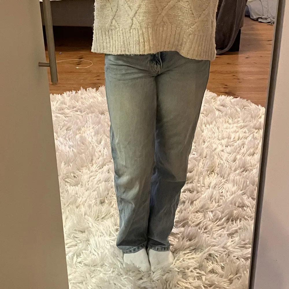 supersnygga och sköna jeans från weekday i modellen arrow low straight jeans! sitter superskönt och har en fin färg! dem är i mycket bra skick utan några defekter🩵 passar mig perfekt som är 166cm och har strl S. Jeans & Byxor.