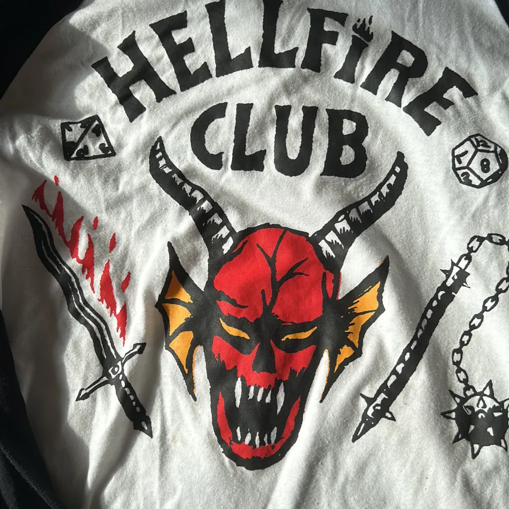 Säljer en Stranger Things tröja med trycket ”hellfire club”. Säljer denna då jag inte är ett fan av serien längre och knappt använt den. Använd 2-3 gånger. Originalpris: 299 kr. Skriv om du har frågor!!. T-shirts.
