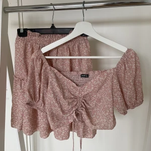 Gulligt set - Jättefint rosa set från shein. Aldrig använt då toppen satt lite för tight runt mina armar. Passar nog mer S eller M om man inte har så stora överarmar.