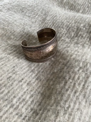 Armband  - Jätte coolt armband med lite snygga slitningar på!💗