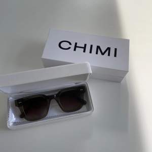 Säljer dessa gröna Chimi solglasögonen i en superfin grön/oliv färg🍀modellen 04