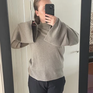 Stickad tröja - Så fin stickad tröja med vidare armar. Aldrig använd!