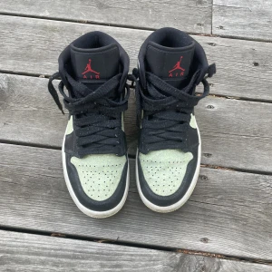 Jordan 1 mid - Intressekoll på mina fina jordan 1 mid i storlek 36.5. Knappt använda. 600kr + frakt 