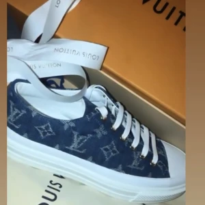 Louis Vuitton Skor Dam - Intressekoll  Säljer möjligtvis mina älskade LV skor i fint jeans material med det klassiska LV monogrammet, då de inte har kommit till mycket användning! Köpta i Cph i början på 2020, använts försiktigt fåtal gånger. Nypris 11000kr Finns kvitto & låda
