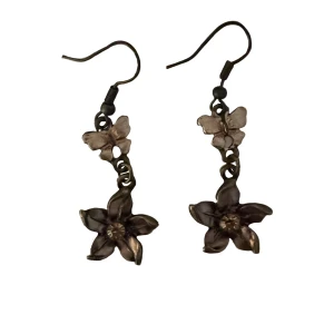 Örhängen med blommor - Söta bruna örhängen med blommor, perfekta för cottagecore eller fairy core stil ✨