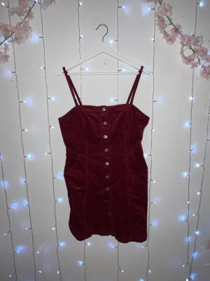 Röd klänning med fickor - Vinröd klänning med fickor. Gjord i manchester-tyg och är från H&M Divided. Perfekt till Julen! 🎅🏻❤️  Storlek 42 / L men passar även M