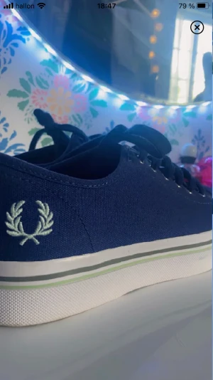 Fred Perry Skor - Säljer dessa skor❤️ Kom privat för mer information❤️ Skorna passar dig som har storlek 38-40, helt oanvända pgr av att jag fick fel storlek och kvittot är borta❤️