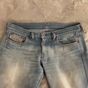 Ljusblå diesel jeans - Säljer mina diesel jeans eftersom de är för små på mig! De är i superbra skick. Innerbenslängden är 75cm och ytterbenslängden är 93cm. Midjan är 42cm. På mig som är 165cm sitter de perfekt i längden! Skriv för fler bilder!💕💕