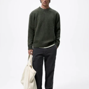 Stickad tröja från Zara - Säljer nu min stickade tröja från Zara i färgen Oliv då den är för stor för mig. Den är i strl L och jag är 187 cm lång. Tröjan är använd fåtal gånger och är iprincip som ny. Nypris: 500kr.