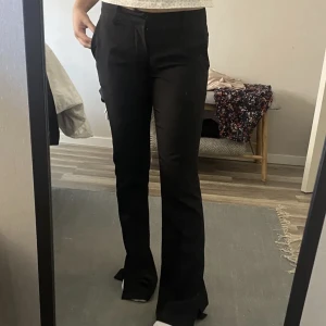 Lågmidjade kostymbyxor ifrån bikbok  - Säljer nu dessa ass snygga kostymbyxor ifrån bikbok pga att dom är försmå så dom passar ej mig, är i stolek 34! Inga hål eller fläckar!☺️kom privat för mer och dom har även slits 