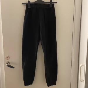 Mjukisbyxor från GinaTricot - Säljer dessa väldigt sköna/bekväma och snygg mjukisbyxor från Gina tricot. Väldigt bra skick!