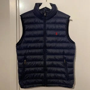 Polo Ralph Lauren - Säljer min Polo Ralph Lauren väst då den inte passar mig längre. Sällan använd. Storlek S. 9/10 skick. Perfekt köp nu till hösten!