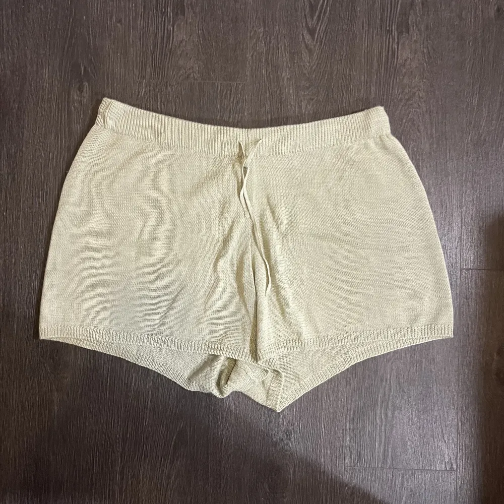 stickade shorts i en fin grön färg med knytning i midjan, det är aldrig använda då jag fick hem fel storlek!. Shorts.