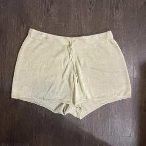 shorts🌱 - stickade shorts i en fin grön färg med knytning i midjan, det är aldrig använda då jag fick hem fel storlek!