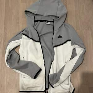 Nike tech fleece grå vit bra kvalite på den den har inga hål och är i bra form 