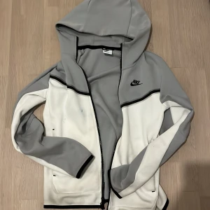 Nike tech fleece - Nike tech fleece grå vit bra kvalite på den den har inga hål och är i bra form 