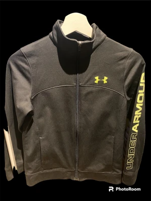 Under armour tröja - En skön träningströja. Kan användas till vardag