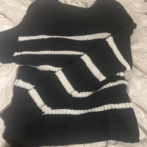 Stickad randig tröja  - Fin stickad tröja från lager 157, original pris 400kr. skriv privat för intresse💞💞