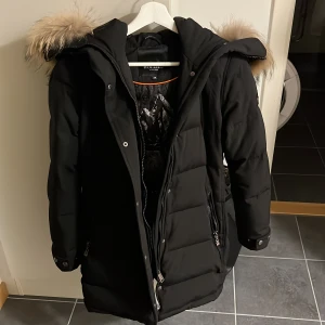 Helt ny Hollies - Säljer en HELT NY, original, hollies subway jacka, från johnells i stl XS. Fick den i present i vintras och har bara hängt i garderoben pga fel storlek😩 nypris 5300