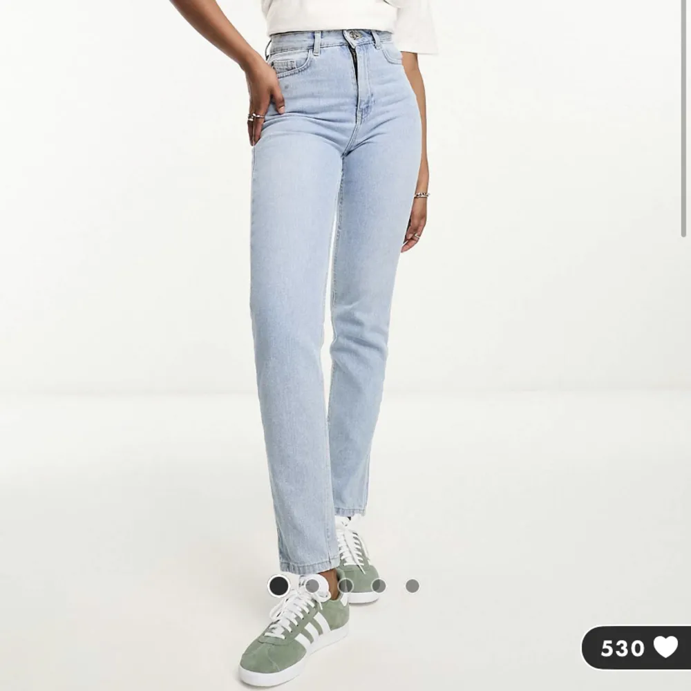 Helt nya jeans från asos, endast testad men var för små och för långa på mig. Köptes för 479kr men säljer dom för 100+ frakt ( vill bli av med dom)  skriv för frågor😊obs. Dom är små i storleken skulle säga att de passar en s/m . Jeans & Byxor.