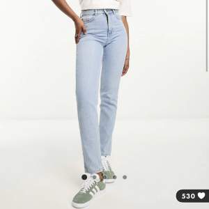 Helt nya jeans från asos, endast testad men var för små och för långa på mig. Köptes för 479kr men säljer dom för 100+ frakt ( vill bli av med dom)  skriv för frågor😊obs. Dom är små i storleken skulle säga att de passar en s/m 