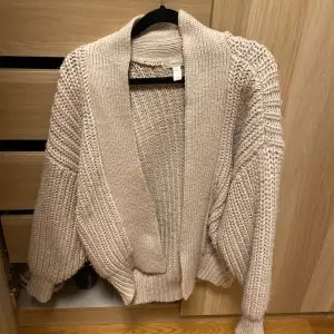 supermysig stickad beige kofta som är perfekt till hösten! 🥰har en jättenajs oversize fit och är i bra skick då den inte kommer till användning, skriv om ni har funderingar eller vill se flera bilder❤️❤️ pris kan diskuteras 😊