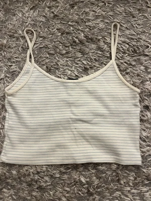 Brandy melville topp - Säljer denna toppen från brandy melville. Det går bra att klicka på köp nu😊.