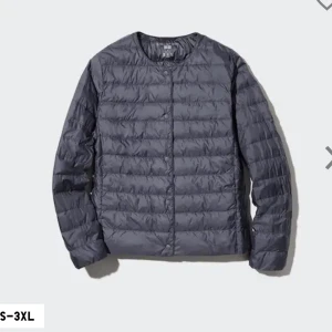 uniqlu jacka - säljer den här jätte jätte fina jackan för att jag har tröttnat på färgen, jätte jätte fint skick inga skador eller nån defekt, priset kan alltid diskuteras, kontakta för fler bilder💓💓