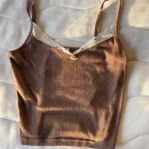 Linne  - Brunt linne aldrig använd helt i ny skick. Banden går att spänna åt