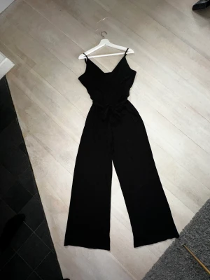 Cool byxdress/ jumpsuit svart - Cool byxdress/ jumpsuit i bomull 