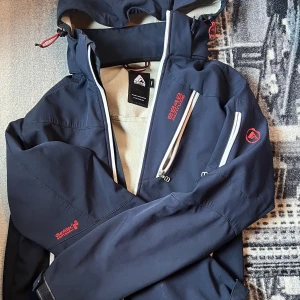 Vindtät Höst/ vinterjacka - Skicket är bra. Bra möjlighet att användas som skidjacka eller till höst/vinter ”Skidmode och exklusiv streetstyle”