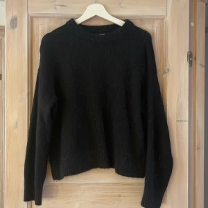 Svart stickad tröja - Svart stickad tröja från Bik Bok. Storlek M men passar som en XS/S också. 