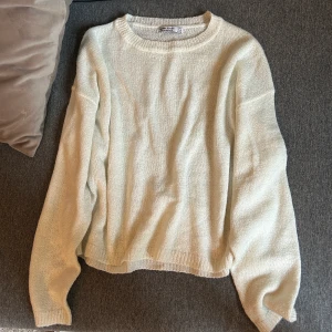 Vit stickad tröja - Tun vit stickad tröja