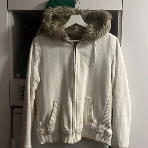 sjukaste zippen genom tiderna objektivt - she say she love me watever dat is! sjuuuk fur zip med päls inuti ända till luvan mannneeeen så mkt päls fan 3 döda djur i denna nt för veganz!! riktig chief keef vibb. fett jävla varm meddu vill ba mysa med den (inte sexuellt). vacker vit/halvkräm färg🔥🧊