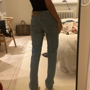 Levis 501 - Säljer dessa galet snygga PERFEKTA levis jeansen! Tyvärr är de försmå för mig i midjan. Jag är 167, skulle säga att de är små i storleken när det gäller midjan