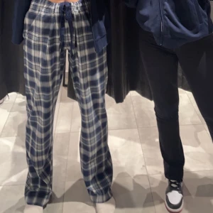 Pyjamasbyxor  - Säljer ett par pyjamasbyxor❤️de är superbekväma😚de är köpta på herravdelningen då de är längre i benen, så de är stora i midjan också men man kan knyta åt i midjan så det passar ens storlek