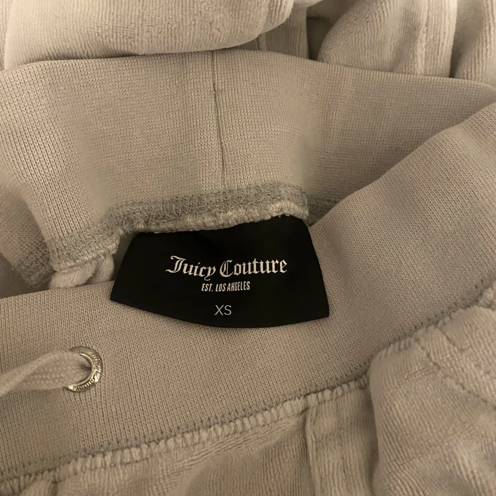 säljer dessa jucy couture mjukis då ja ej använder dom längre och de ba ligger i garderoben. köpta på nelly för 1200. Jeans & Byxor.