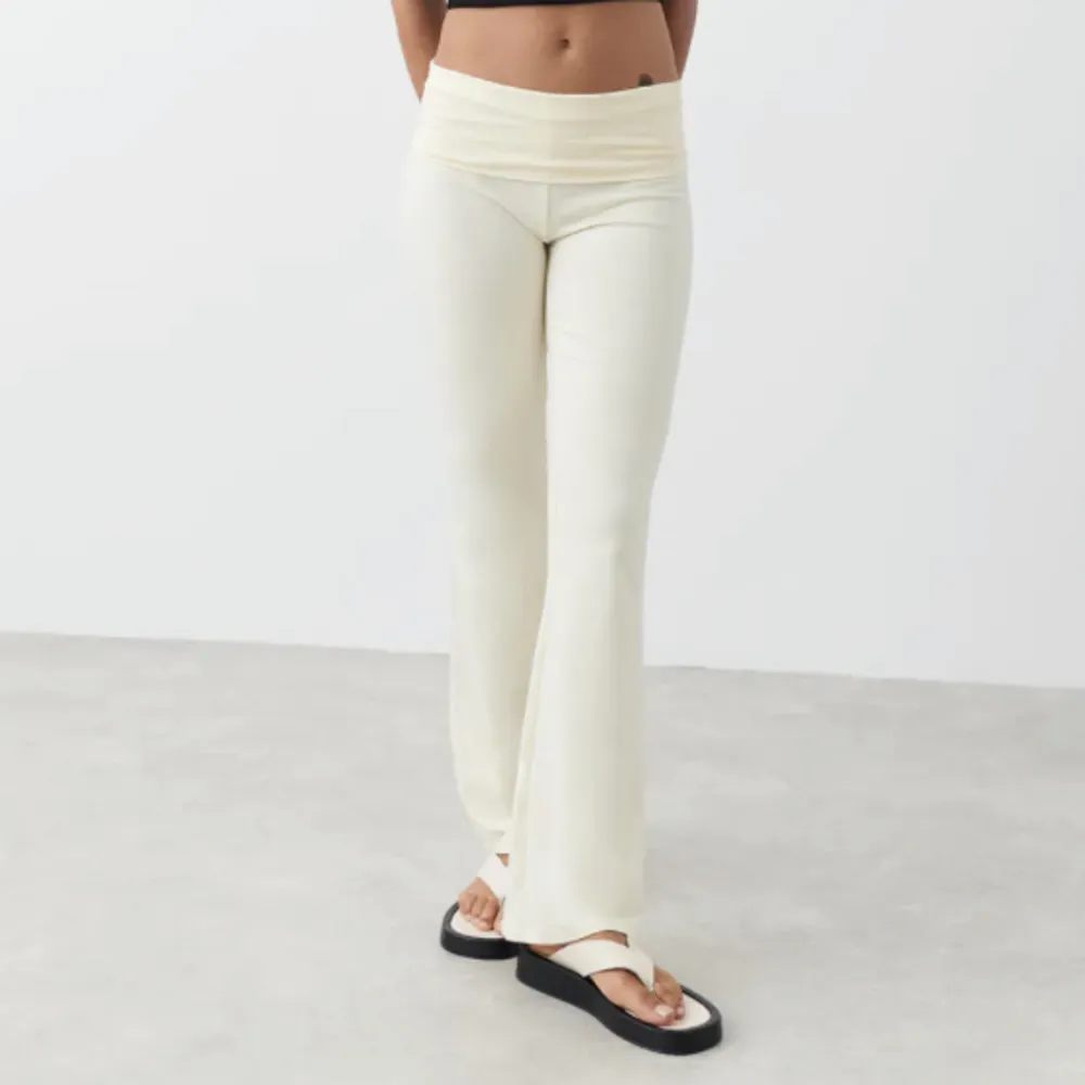 Säljer mina helt nya yoga pants från Gina! Nyskick! Färgen är lite mer gul än vit! Så sköna och fina. Jeans & Byxor.