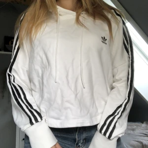 Adidas hoodie - En mysig adidas hoodie som bara blivit använd 1-2 gånger då det aldrig riktigt varit min stil. 